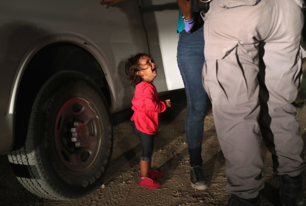 Am fost manipulati. Adevarul din spatele acestei imagini, devenita simbol al crizei imigrantilor din SUA