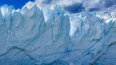 Imagine cu un ghețar din Arctica.