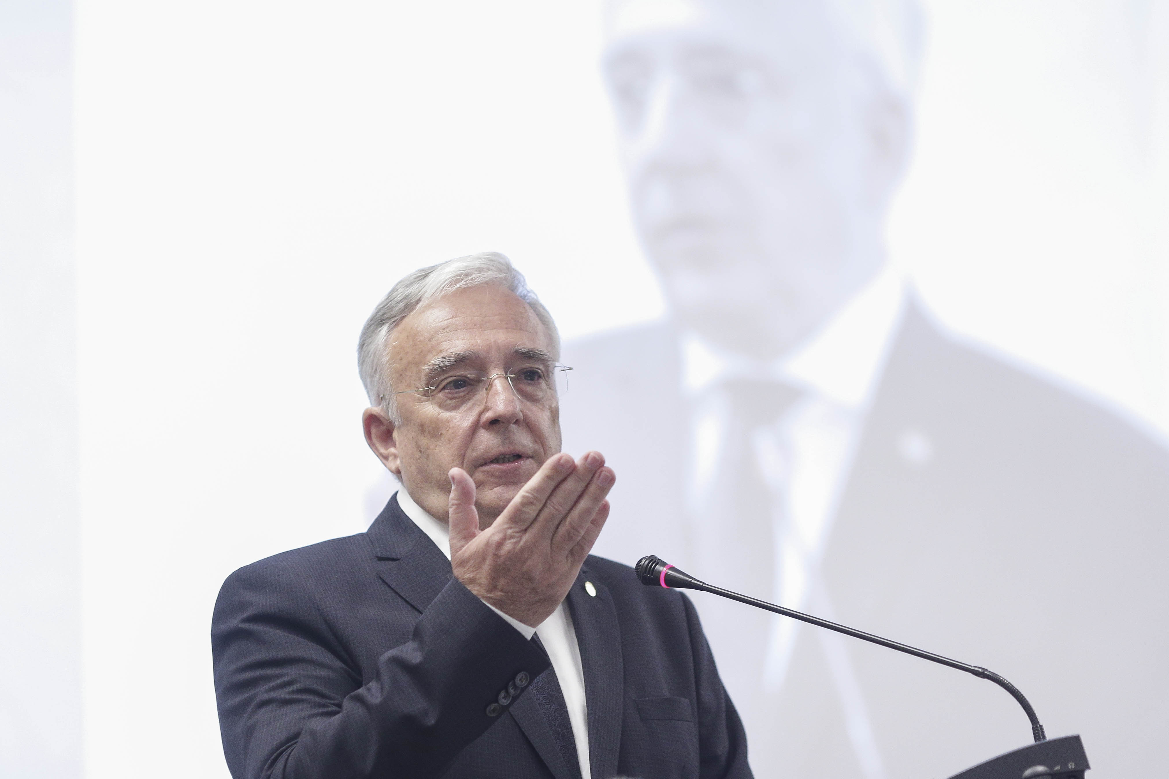 Isărescu: Nu ne jucăm cu inflaţia, e o boală foarte periculoasă. România a avut şi inflaţie de 200-300%, deci mai rău poate să fie