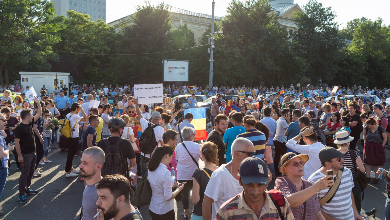 BUCURESTI - PROTEST - REZIST - PIATA VICTORIEI