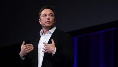Elon Musk, fondatorul Tesla, sustine o conferinta de presa