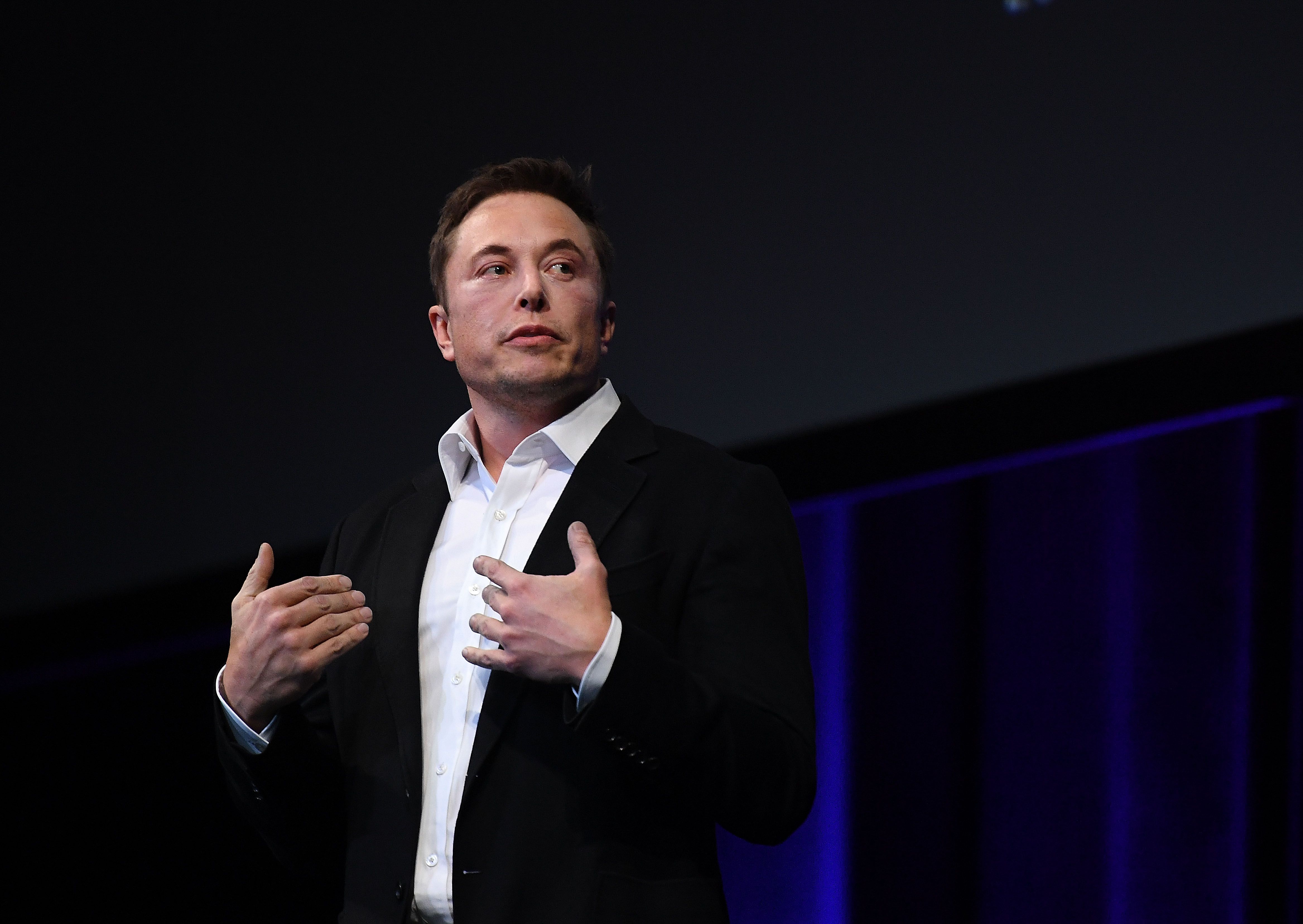 Elon Musk spune că rețeaua de socializare Facebook este jalnică și ar trebui să dispară