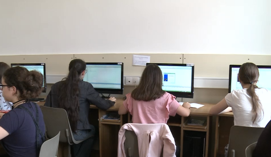 Elevii de clasa a IX-a învață la Informatică intensiv cum se efectuează o convorbire telefonică: „Mergi la telefon. Ridică receptorul”