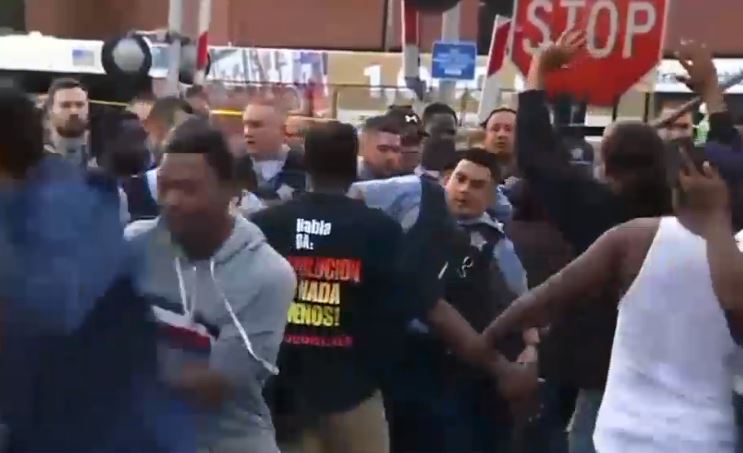 VIDEO Proteste violente in Chicago. Manifestanţii au atacat poliţiştii cu pietre
