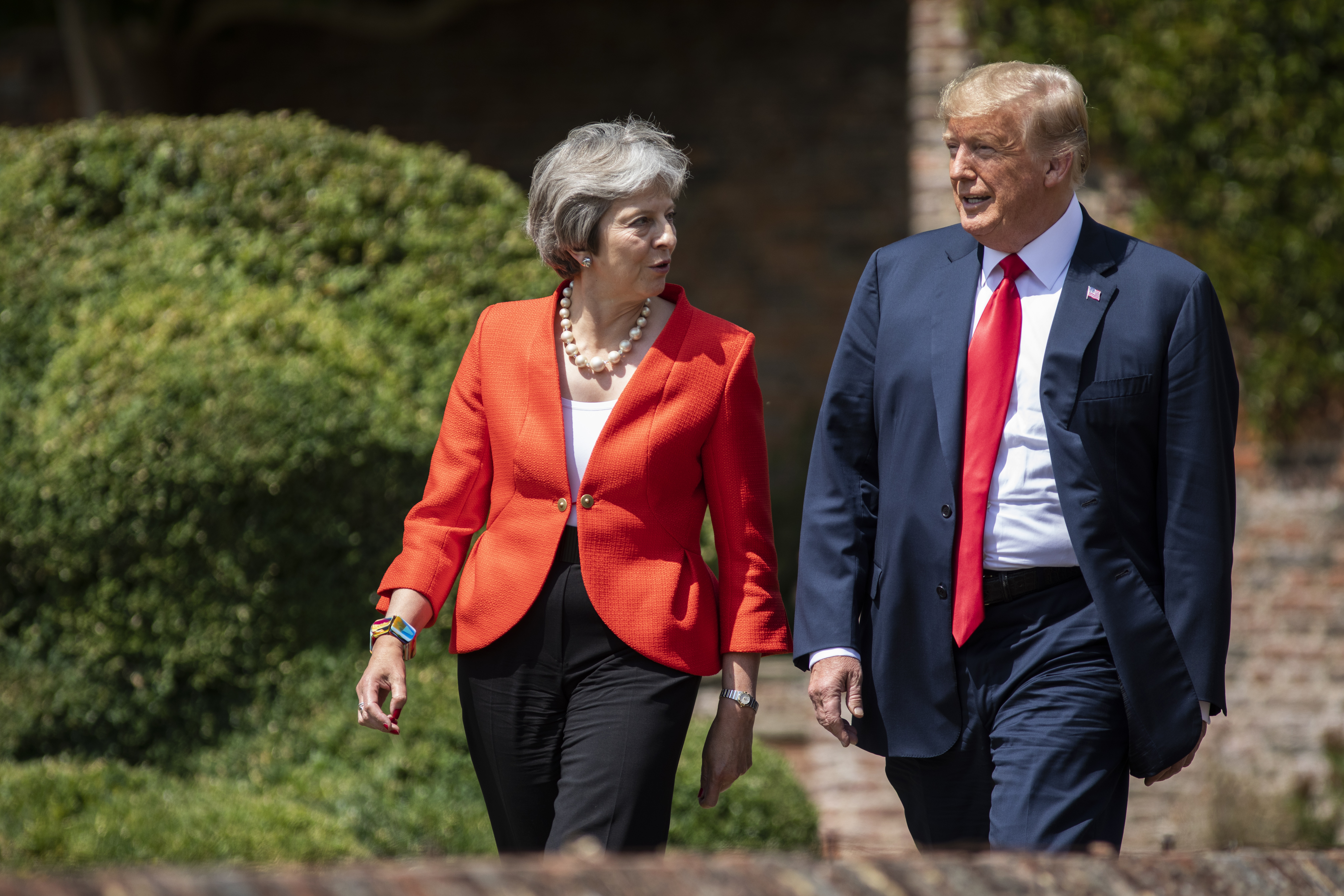Theresa May: Donald Trump mi-a spus sa dau in judecata UE