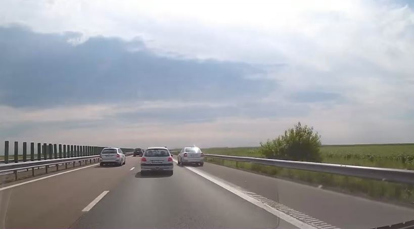 VIDEO. Banda de urgenţa, transformata in drum cu prioritate de 2 soferi