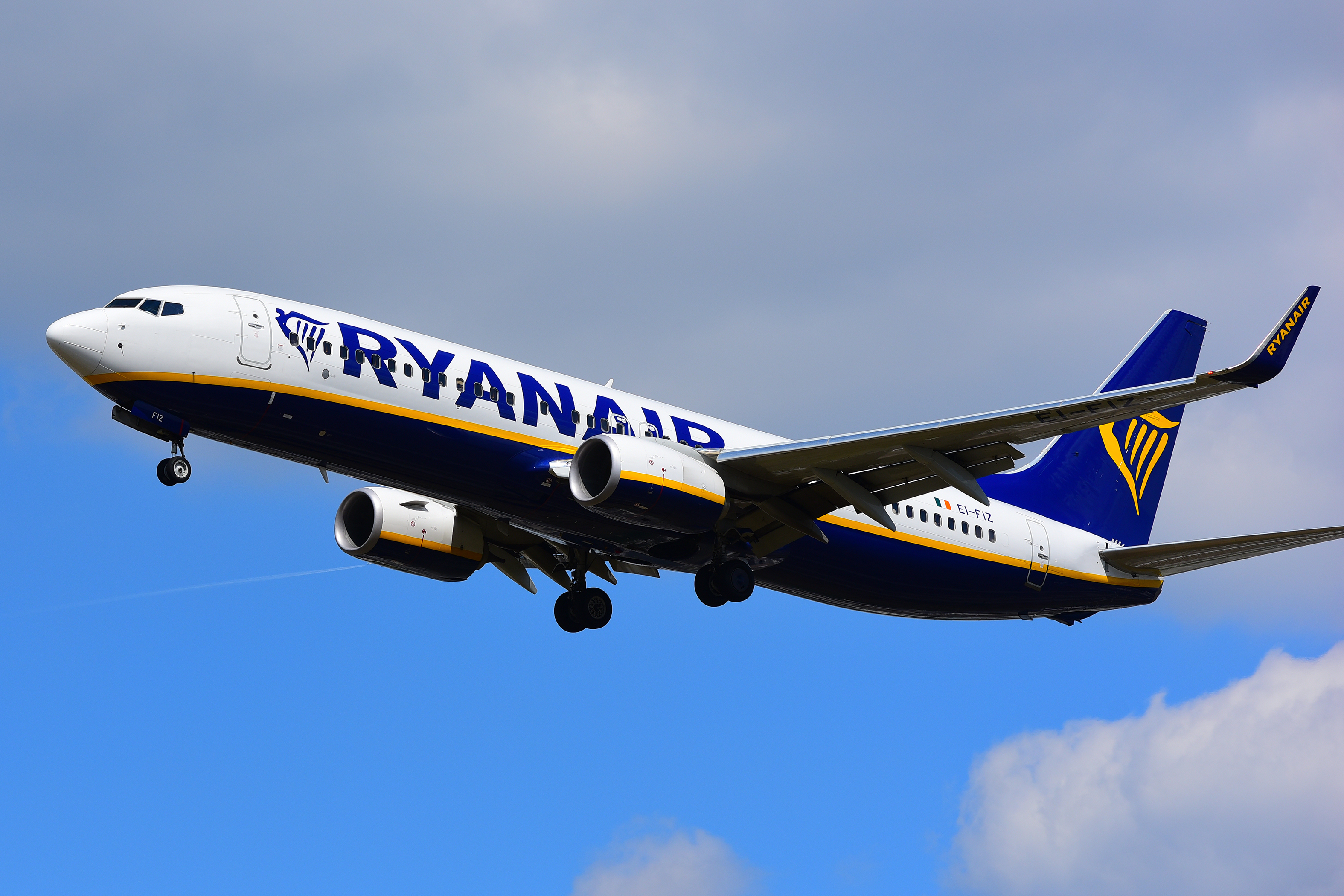 Ryanair dă în judecată un pasager recalcitrant care a provocat o aterizare de urgență. Ce despăgubiri solicită