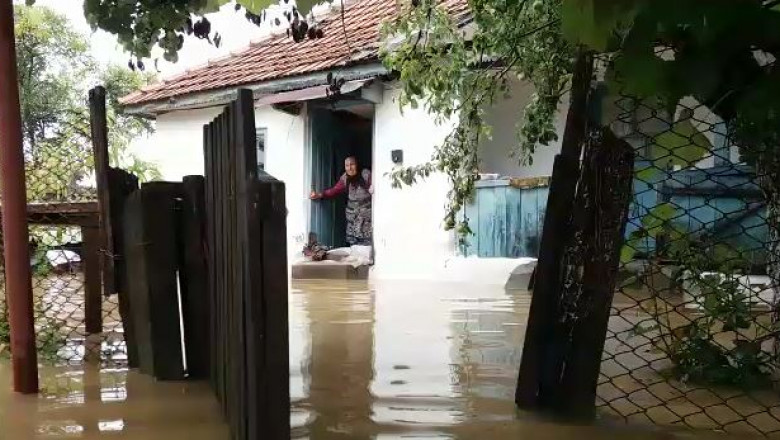inundatii batrana in casa