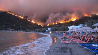 grecia foc incendiu flacari plaja