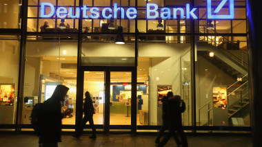 oameni in fata Deutsche Bank