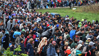 Sute de imigranti marsaluiesc