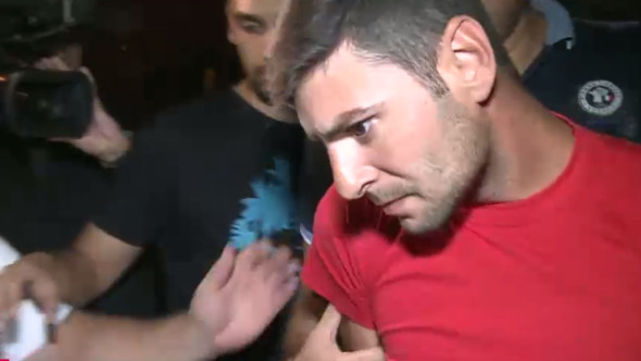 barbat care a furat pistol arma violente protest