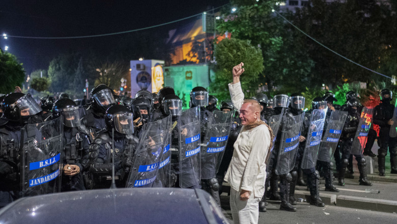 proteste omul in alb 180813_PARASCHIV_01_INQUAM_Photos_Alberto Grosescu
