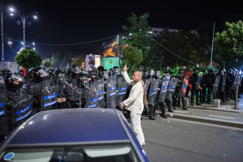 proteste omul in alb 180813_PARASCHIV_05_INQUAM_Photos_Alberto Grosescu