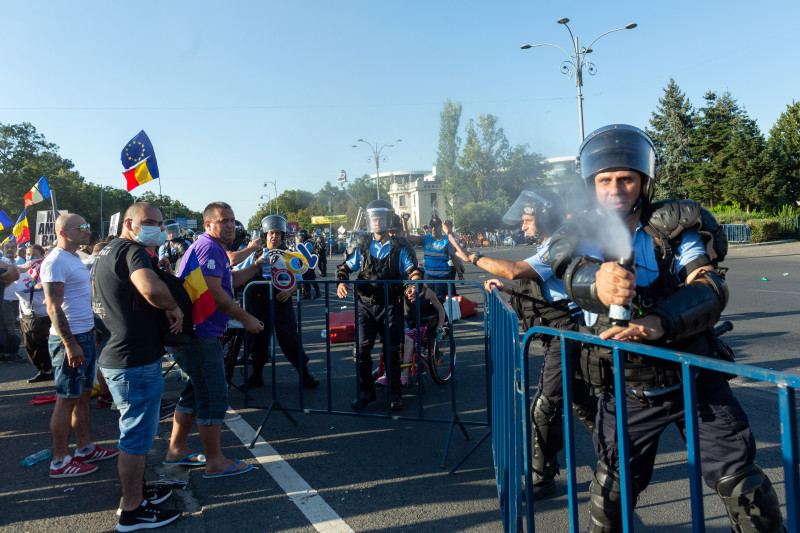 gaz lacrimogen BUCURESTI - PROTEST - DIASPORA - 10 AUGUST