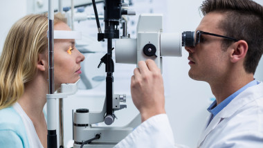 oftalmolog medic control ochi