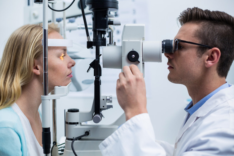 oftalmolog medic control ochi