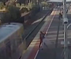 Imagini șocante. Tânăr acuzat că a vrut să-și împingă prietena în fața unui tren din Australia