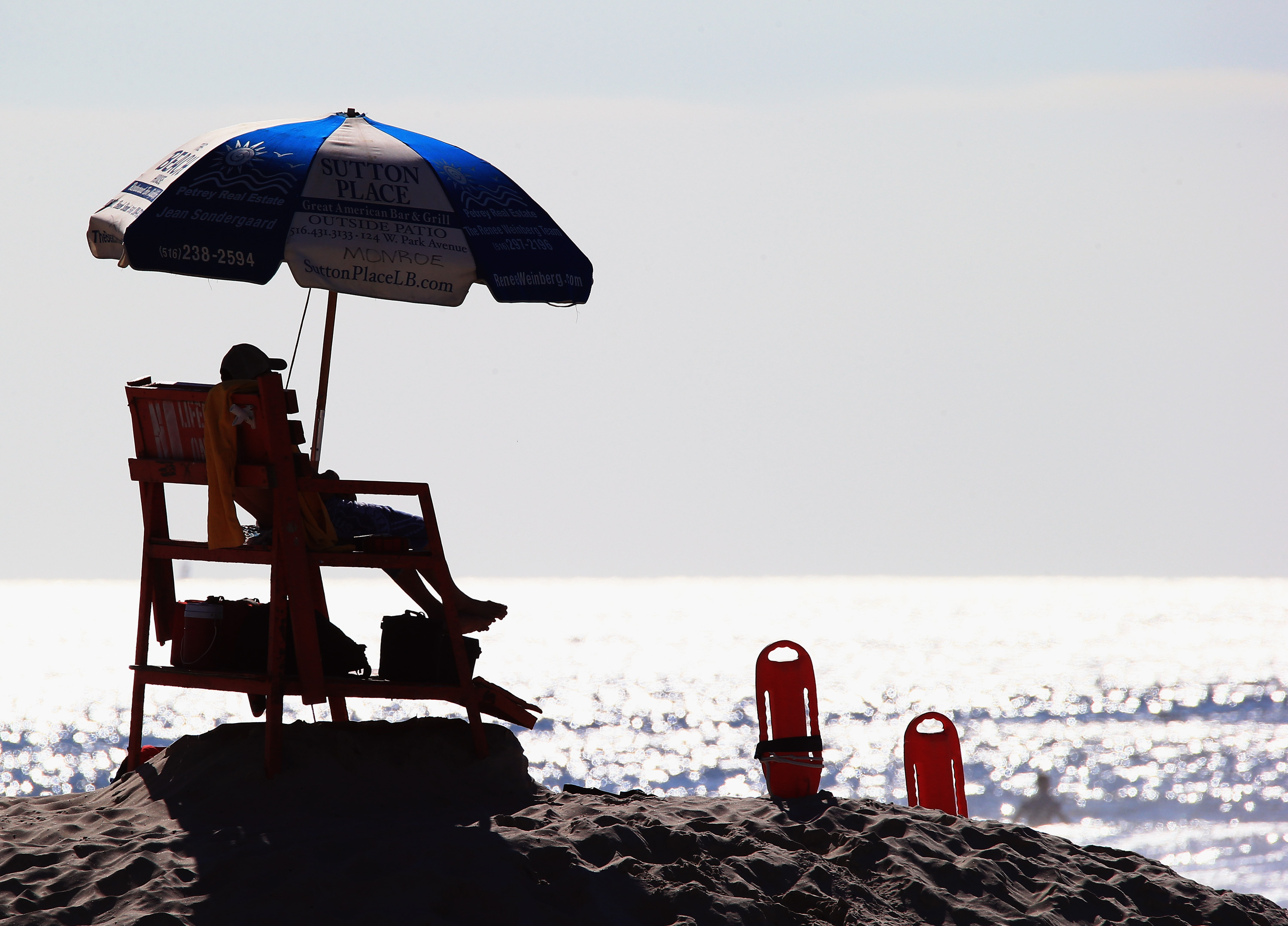 De ce ignora turiştii steagul roşu de pe litoral. Turist: Pentru ca lumea a venit sa se distreze