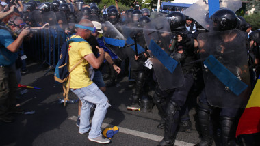 gaze lacrimogene protest piata victoriei 10 august_inquam ganea (2)