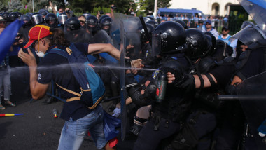 gaze lacrimogene protest piata victoriei 10 august_inquam ganea (3)