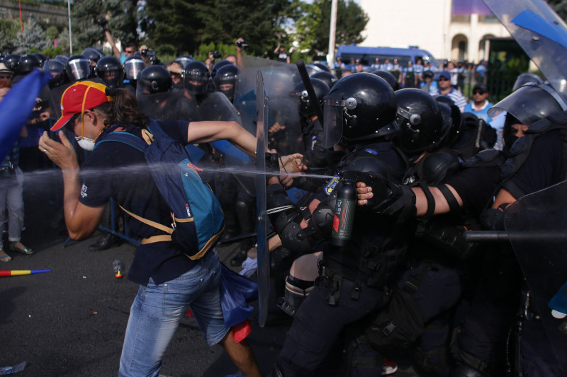 gaze lacrimogene protest piata victoriei 10 august_inquam ganea (3)