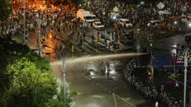 Jandarmii au aruncat cu gaze lacrimogene și tunuri cu apă asupra protestatarilor,
