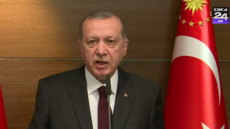 Cadru oficial. Recep Tayyip Erdogan, președintele Turciei, ține un discrus de la tribună, vorbind într-un microfon.