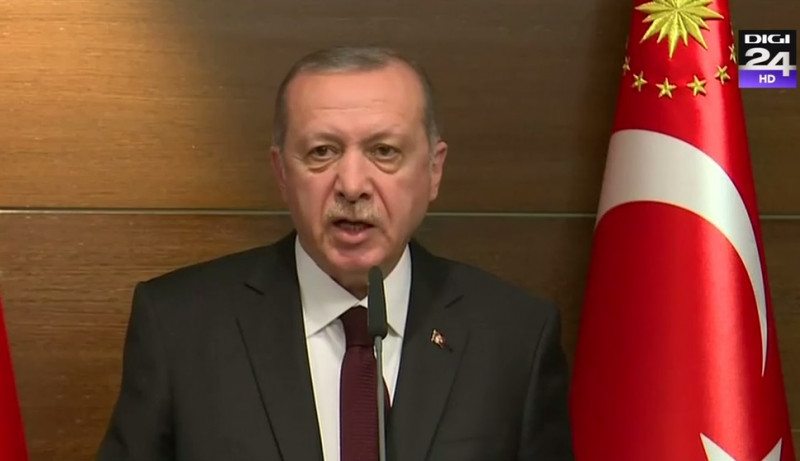 Cadru oficial. Recep Tayyip Erdogan, preÈedintele Turciei, Èine un discrus de la tribunÄ, vorbind Ã®ntr-un microfon.