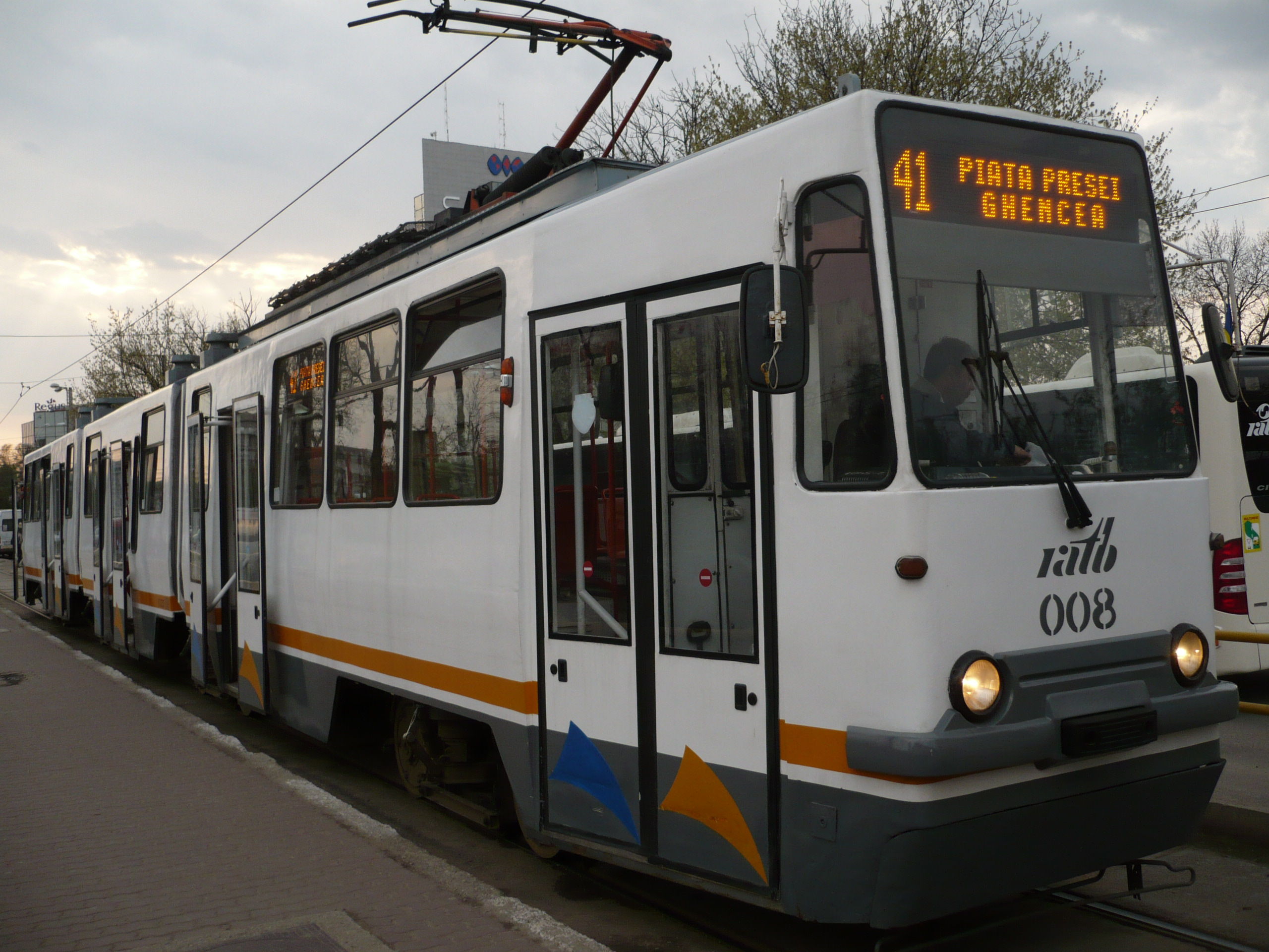 Tramvaiele liniei 41 revin pe traseul normal între Ghencea și Casa Presei Libere. O stație rămâne însă suspendată