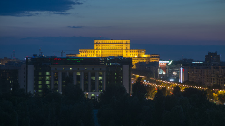 bucuresti romania cer casa poporului parlament vreme meteo seara