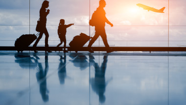 tineri familie aeroport plecare shutterstock_298605944