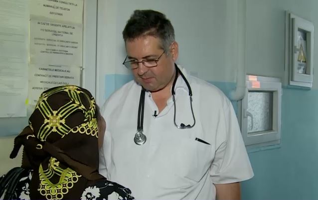 Medicul care a convins toţi parinţii din localitate sa işi vaccineze copiii