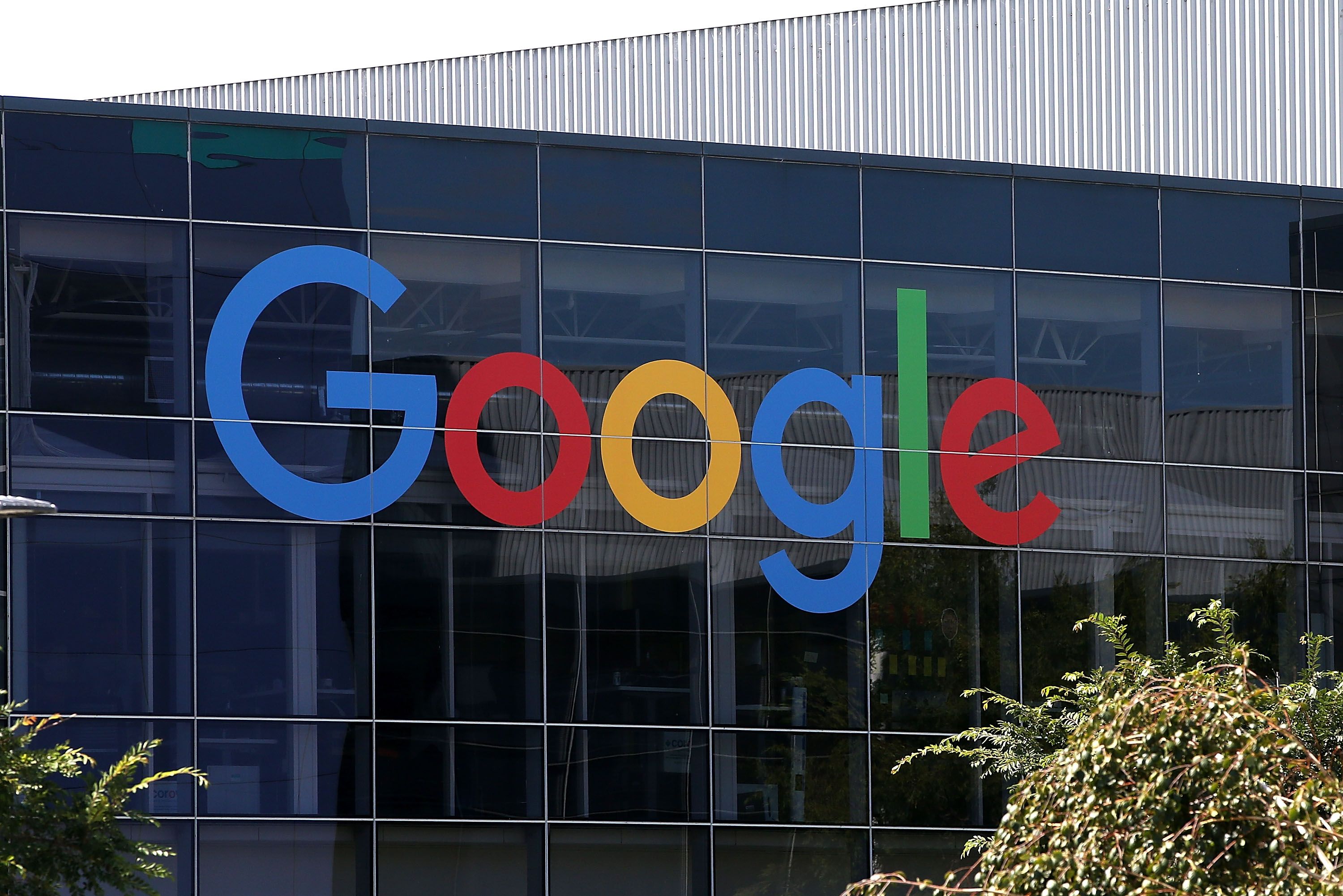 Un barbat a furat 122 de milioane de dolari de la Facebook si Google trimitandu-le facturi false. Companiile le-au achitat