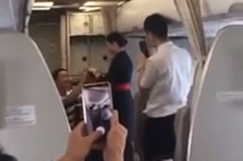 Cererea in casatorie primita de o insotitoare de zbor, la bordul avionului, s-a terminat prost pentru ea