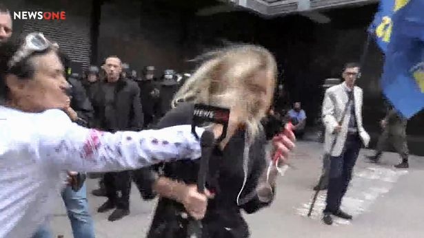 VIDEO. Jurnalista batuta cu oua si lovita cu pumnii, la un protest in Ucraina, in timp ce transmitea LIVE
