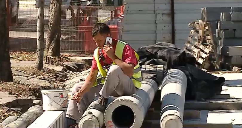 Muncitori intr-o lunga pauza de masa pe şantierele metroului in Drumul Taberei: Mai dureaza mult şi bine