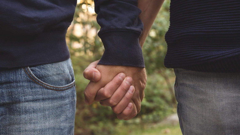 doi barbati se tin de mana, casatorii gay homosexuali_fb amb suedia