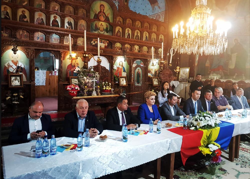 Politicieni si preoti, la discutie pe tema referendumului intr-o biserica din Campina