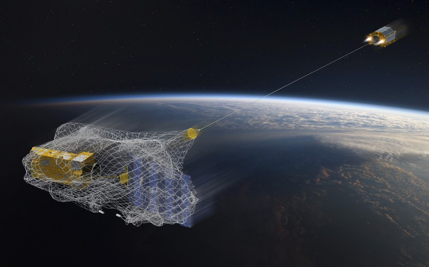 Un satelit britanic incearca sa faca curaţenie pe orbita Pamantului cu o plasa gigantica