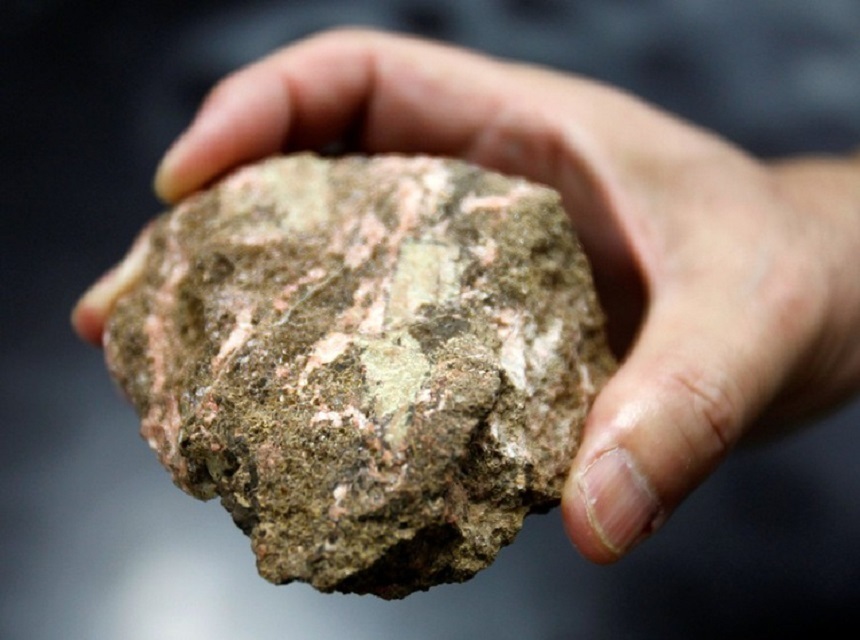 Roboţi subacvatici cauta minerale valoroase pentru smartphone-uri