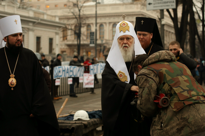 Euromaidan_activist_kisses_the_hand_of_Filaret,_the_Patriarch_of_Kyiv