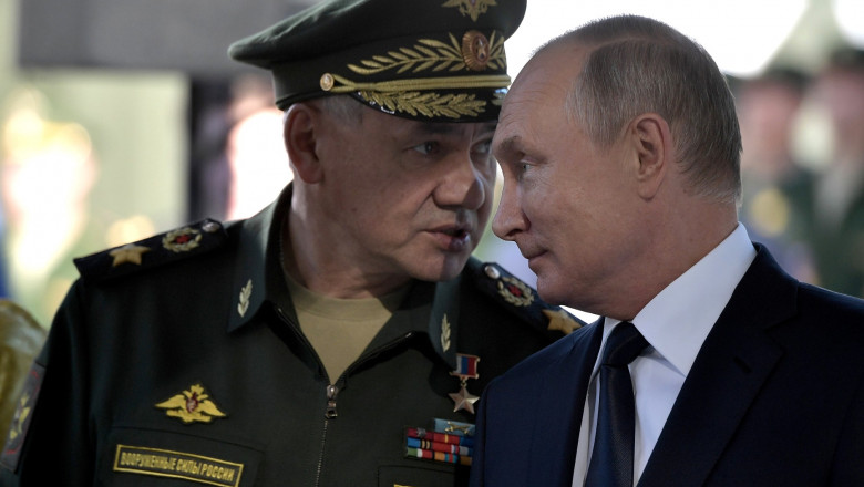 Serghei Șoigu cu sapca și Vladimir Putin.