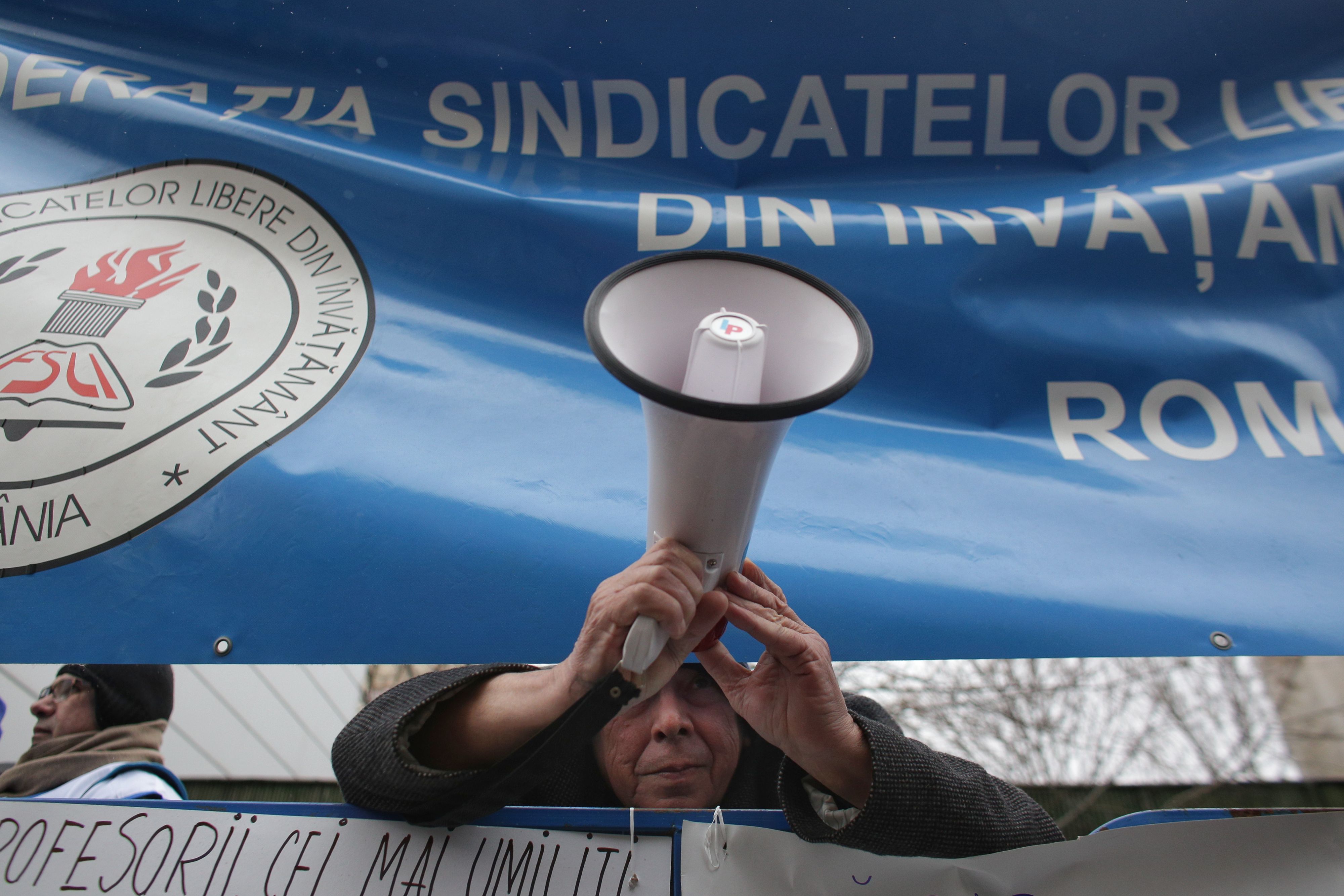 Sindicaliștii din educație au început protestele din cauza salariilor mici și amenință că vor merge până la greva generală