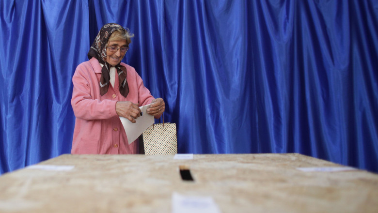 O femeie votează la referendumul pentru redefinirea familiei