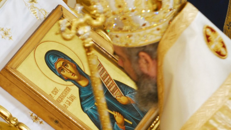 Patriarhul Daniel se închină la o icoană a Sfintei Parascheva.