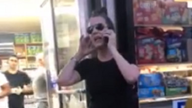 Teresa Klein în fața unui magazin alimentar din Brooklyn, New York, vorbind la telefon cu poliția