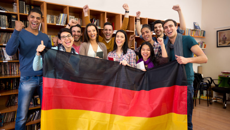Un grup de studenți cu steagul Germaniei în mână. Foto: Shutterstock