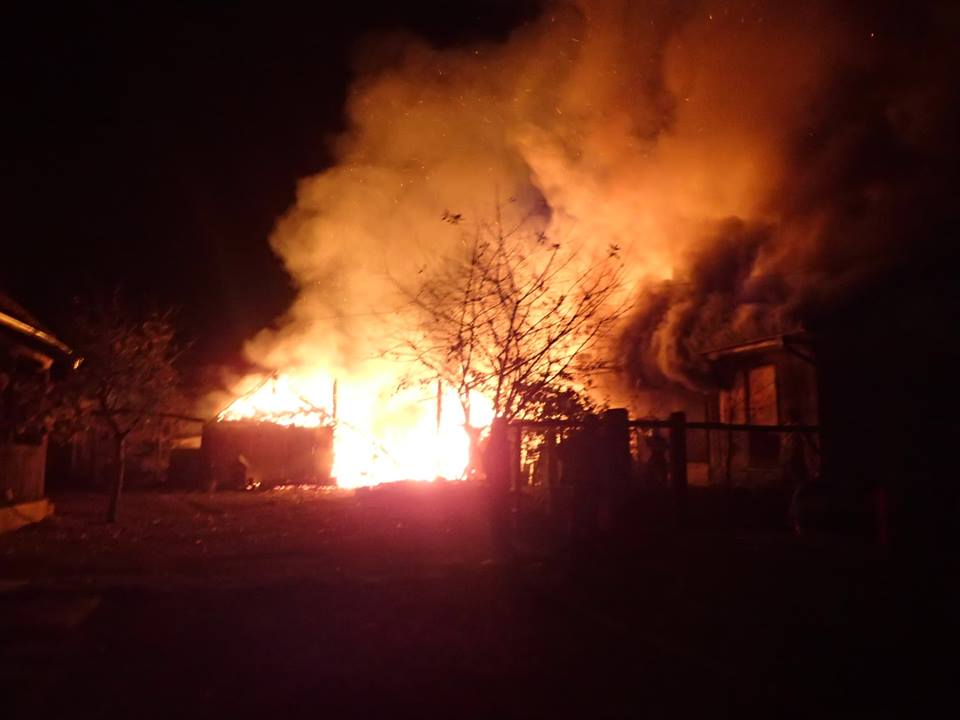 O casă cu etaj a ars aproape în totalitate, iar cei doi proprietari, soț și soție, au murit. Pompierii cer atenție mărită