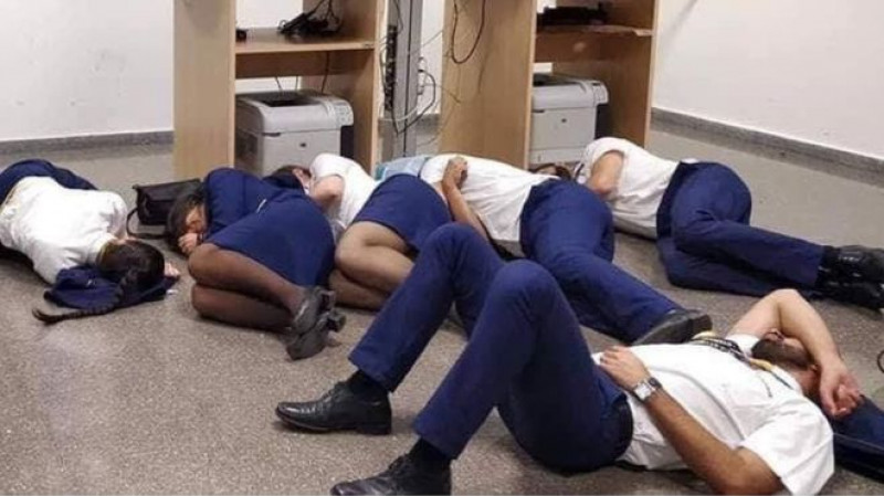 Angajati Ryanair dormind pe podea